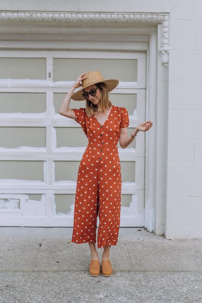 looks de verão feminino com macacão e chapéu 