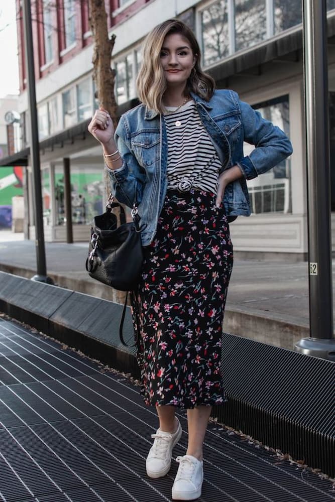 mix de estampas para looks com saia midi e jaqueta jeans