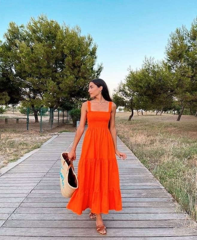 rasteirinha para looks de verão feminino com vestido laranja 