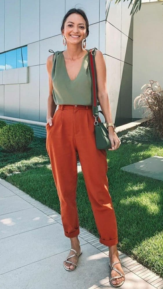 regata verde para looks de verão para trabalhar com calça terracota 