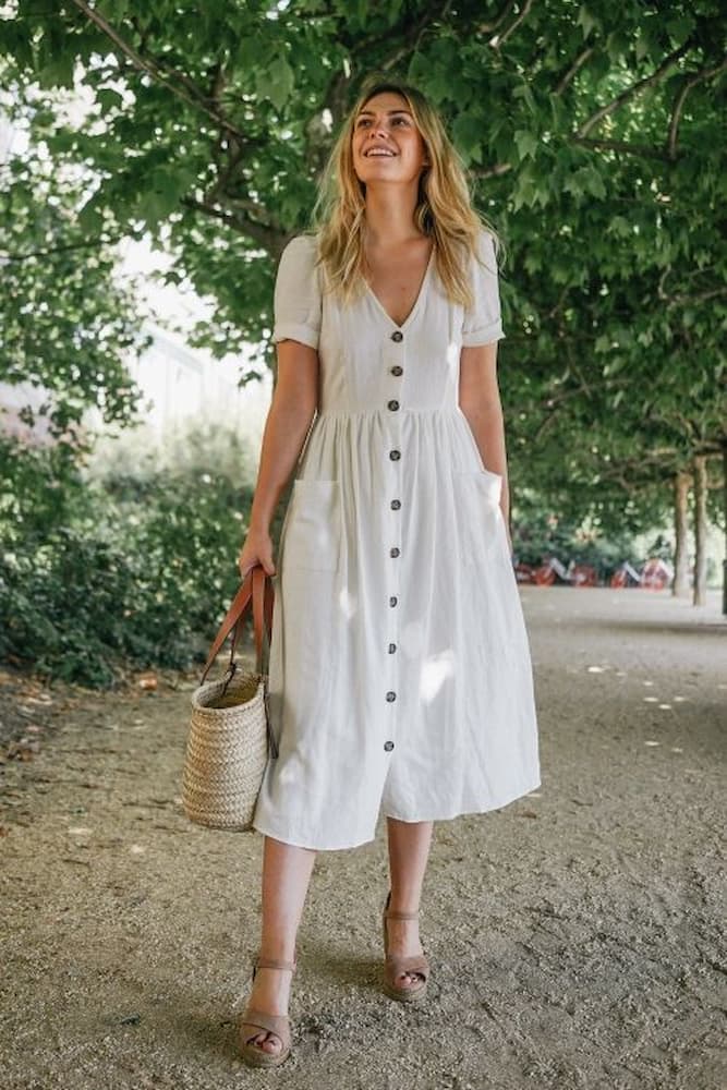 sandália nude para look com vestido midi de botões na frente 