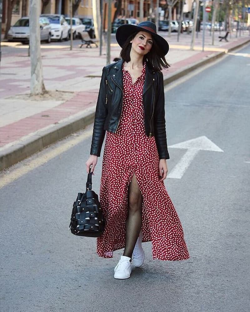 tênis branco para look com vestido longo e jaqueta de couro 