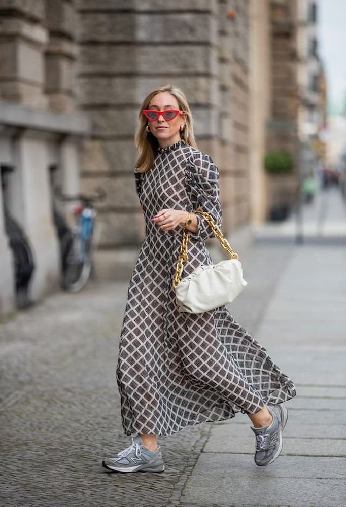 tênis esportivo para look com vestido longo estampado