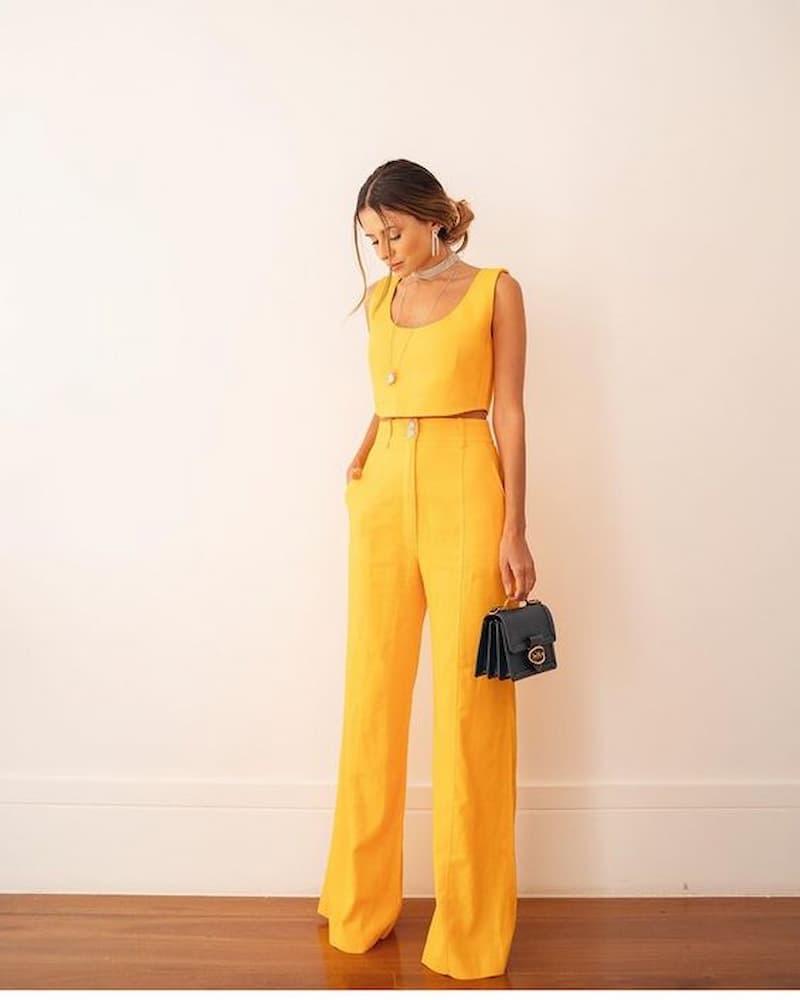 Look para natal monocromatico com conjunto amarelo