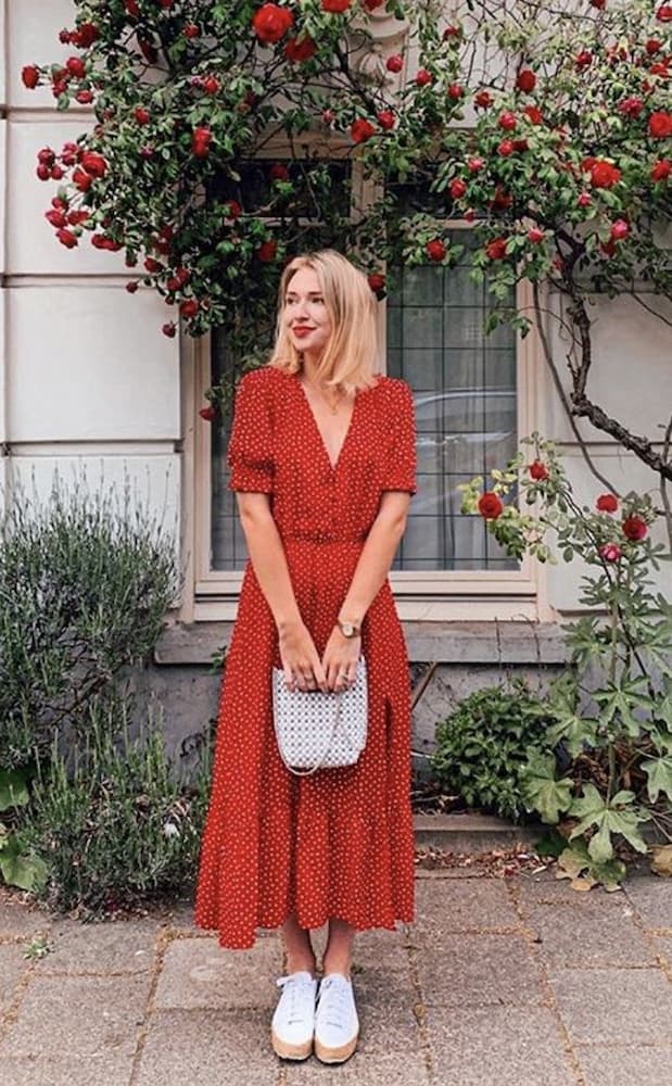 Look tomato girl summer com vestido vermelho e tênis