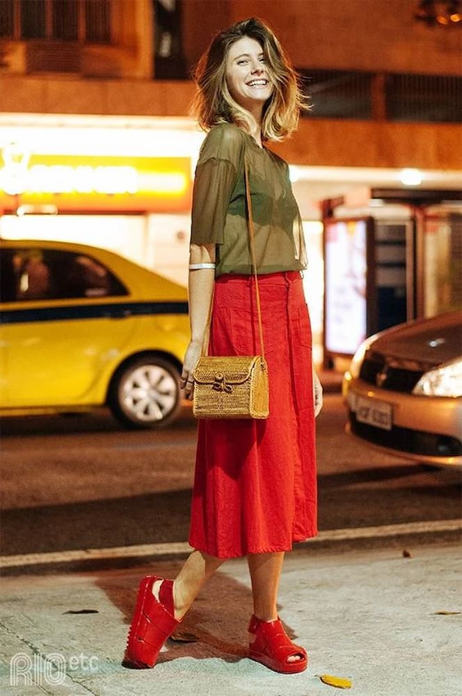 bolsa rústica para look de natal com saia vermelha e blusa verde 