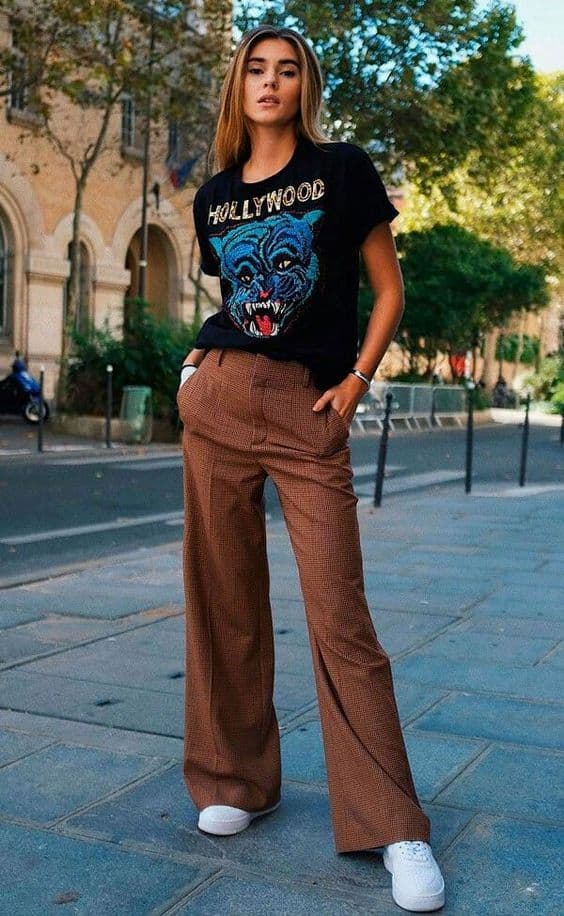 calça marrom para look com camiseta estampada feminina 