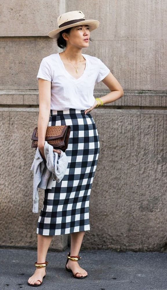 chapéu para look com camiseta branca e saia xadrez 