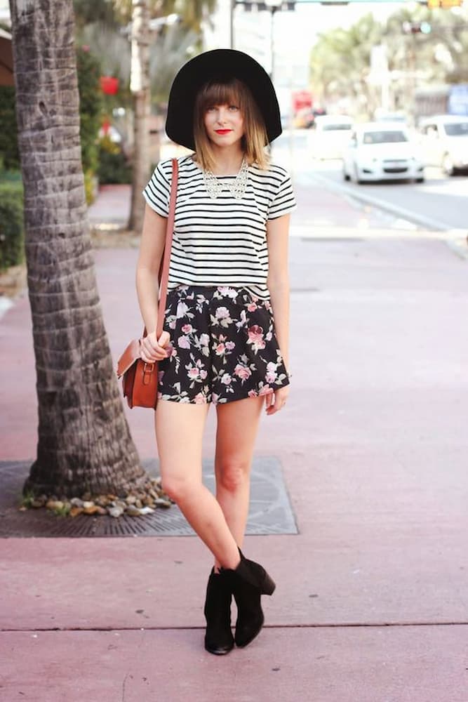 chapéu para look com camiseta listrada e shorts floral 