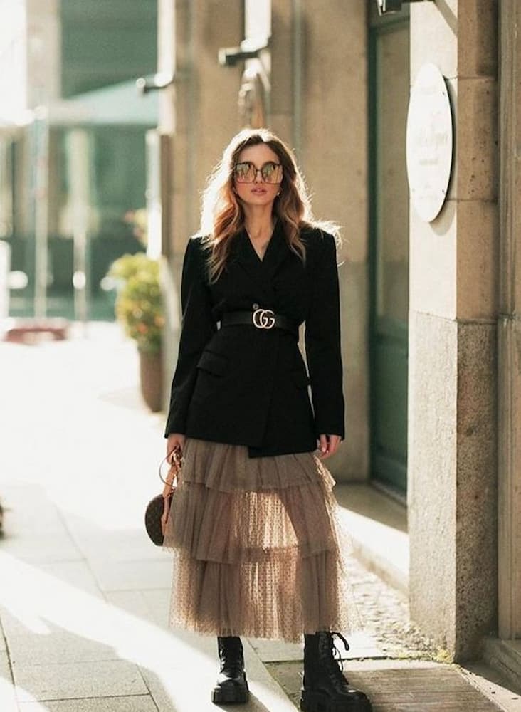 coturno para look com saia de tule e blazer preto 