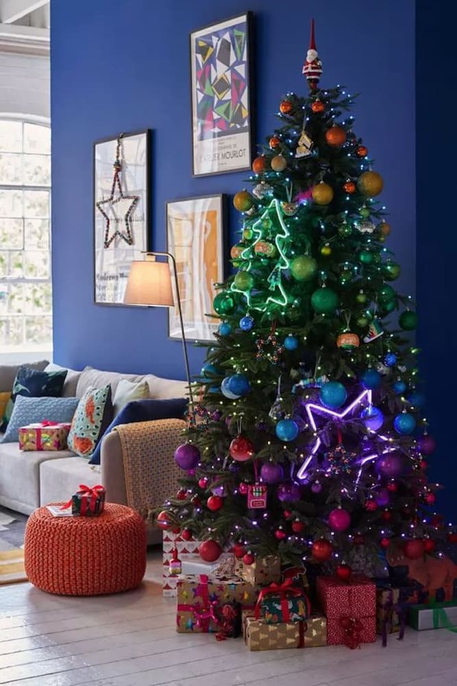 enfeites coloridos para pinheiro em decoração de natal para sala de estar