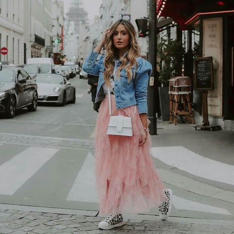 jaqueta jeans para look com saia de tule longa rosa e tênis