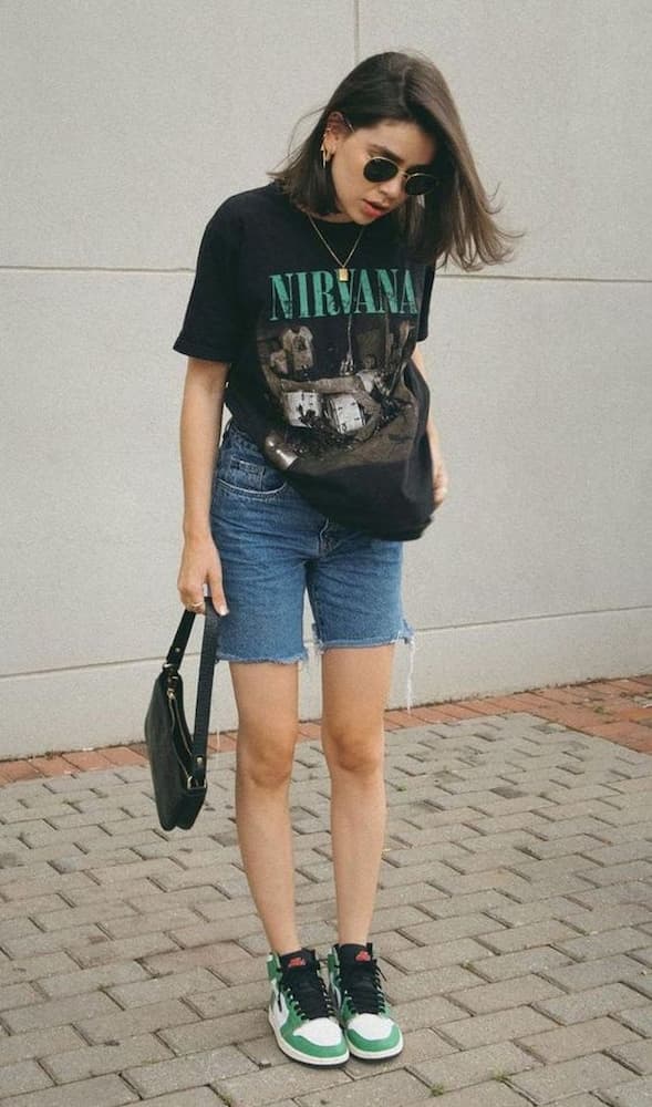 look com camiseta de banda e bermuda jeans 