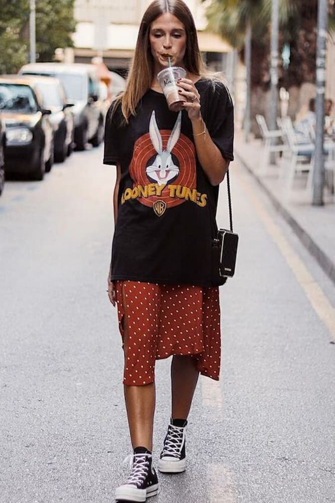 look com camiseta oversized e saia de bolinhas