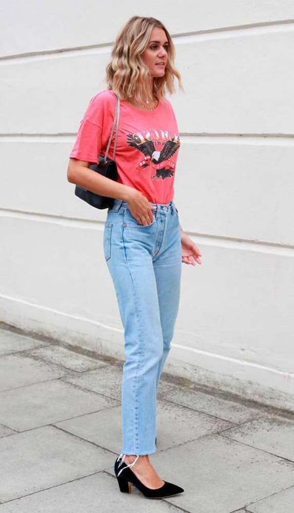 look com camiseta rosa e calça jeans 