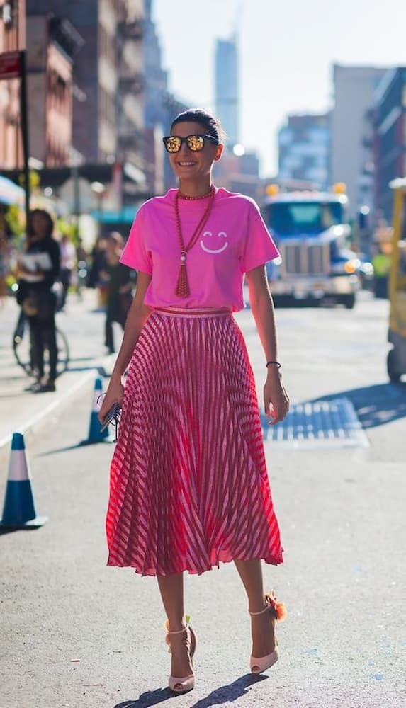 look com camiseta rosa e saia midi 