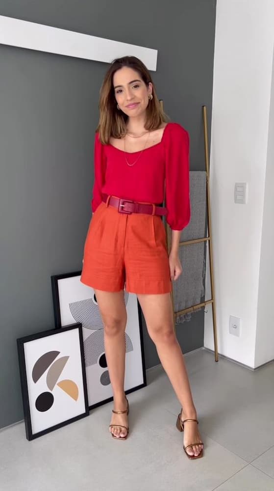 look final de ano feminino com shorts laranja e blusa vermelha 