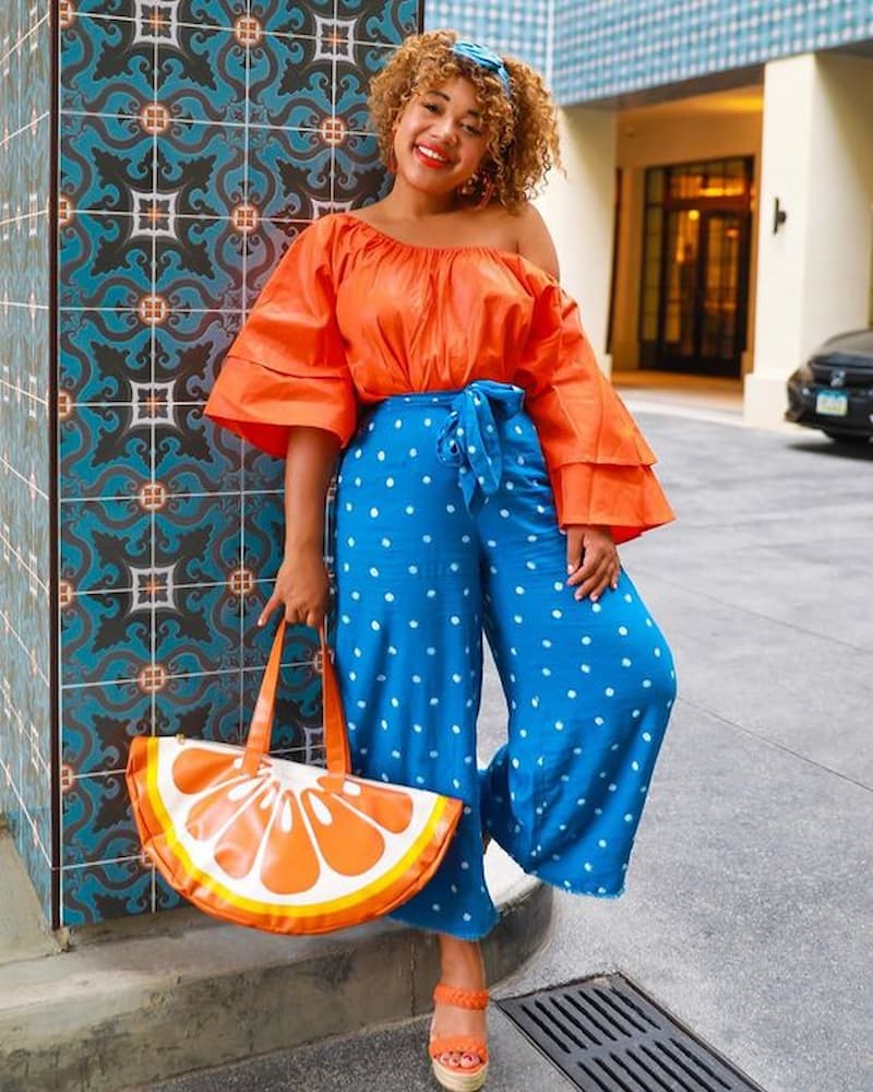 look para natal com bolsa em formato de laranja e calça azul de poas 