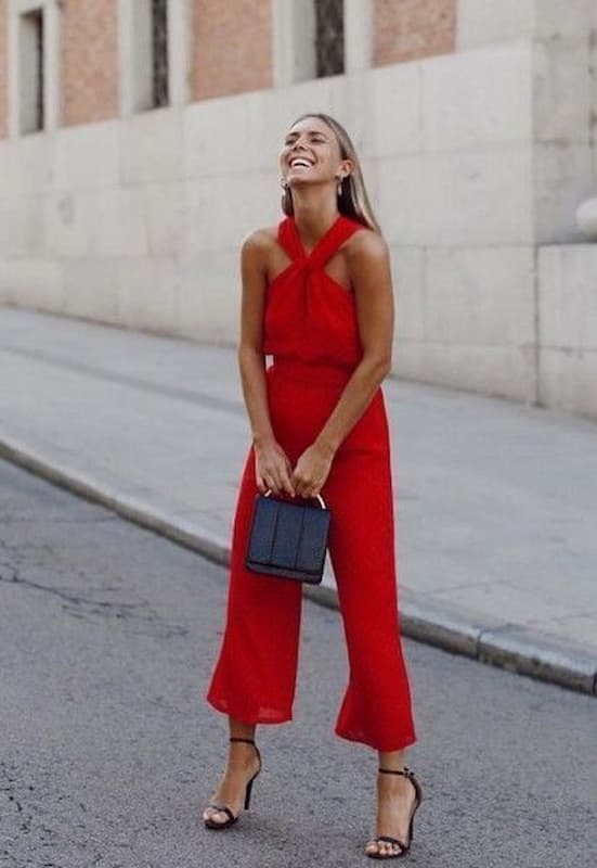 look para natal com macacão vermelho e sandália preta de tiras