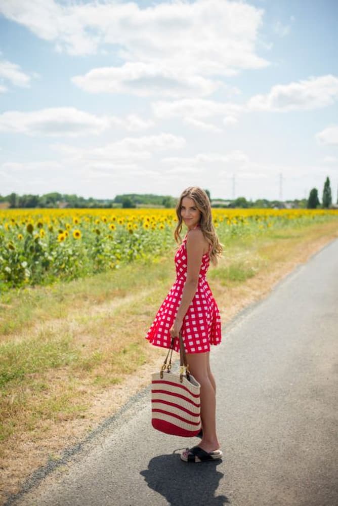 look tomato girl summer com vestido xadrez vermelho