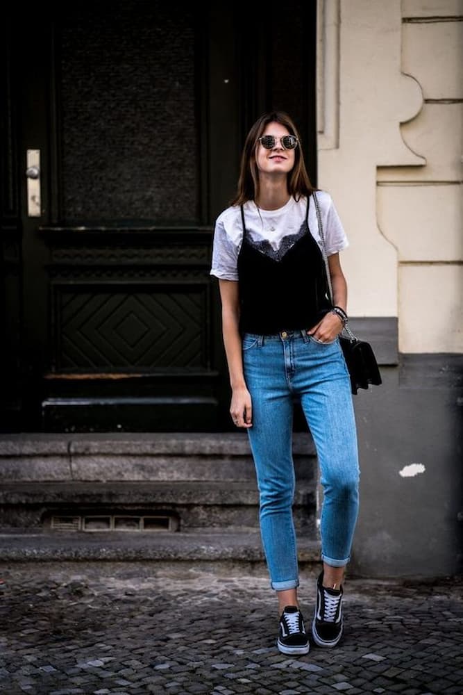 regata delicada para sobreposição em look com camiseta e jeans 