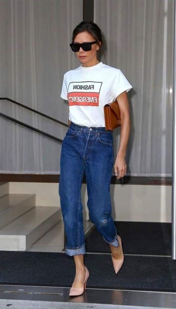 scarpin para look com camiseta branca estampada e calça jeans 