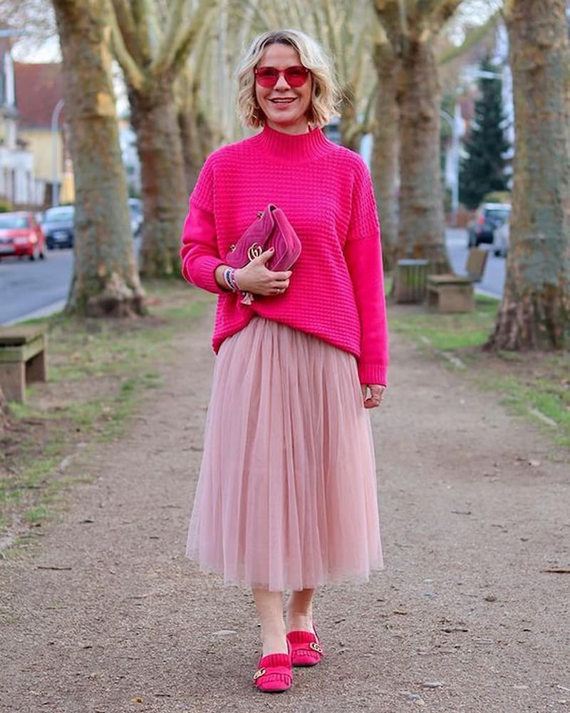 suéter rosa para look com saia de tule rosa claro