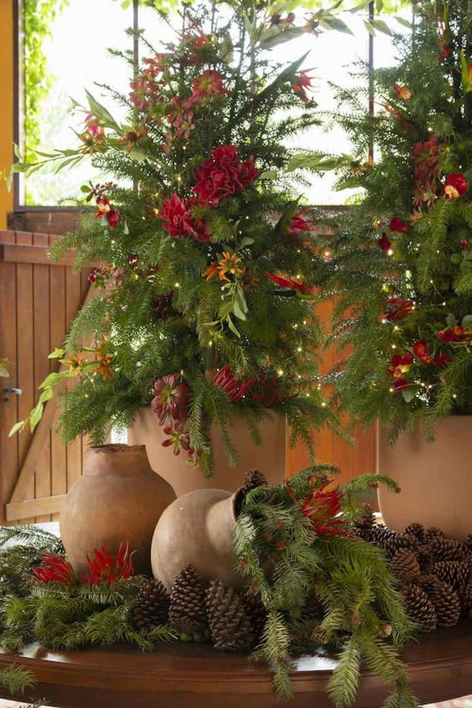 Arranjos com flores plantas e pinhas para decoração de natal para varanda 