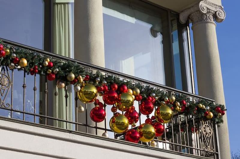 arranjo com festão e bolas natalinas para decoração de natal para varanda