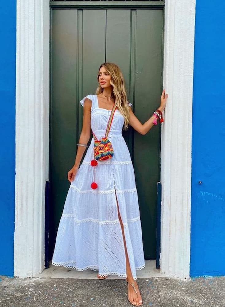 bolsa colorida para look todo branco com vestido longo 