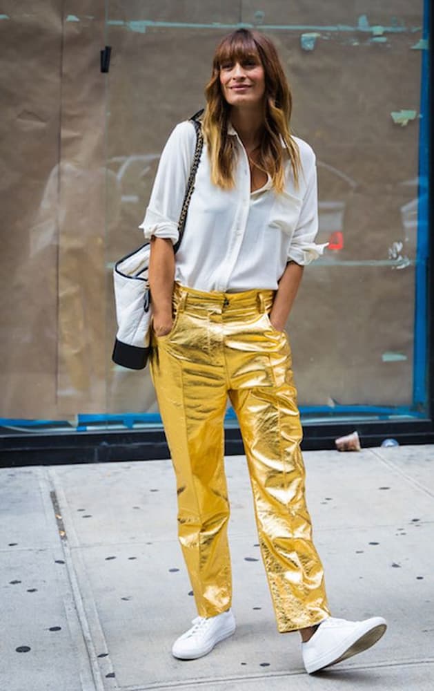 camisa branca para look com calça dourada e tênis