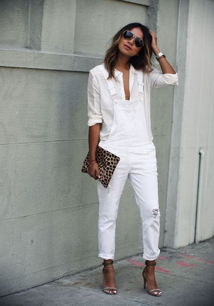 camisa e jardineira para look todo branco feminino 