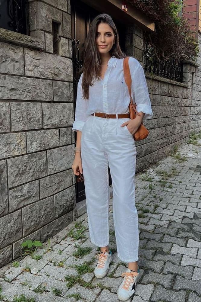 camisa e tênis para look todo branco com cinto de couro