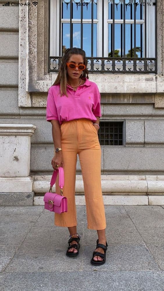 camisa rosa para look com papete preta e calça laranja