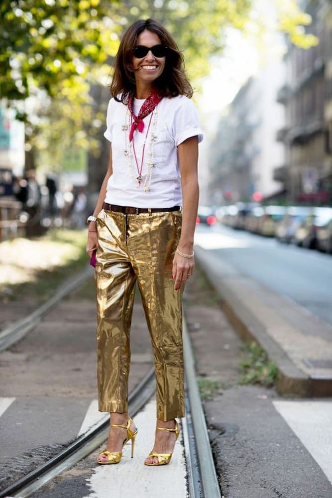 camiseta branca para look com calça dourada 