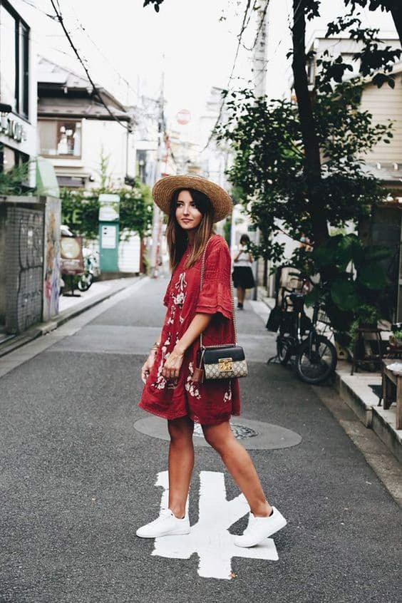 chapéu para look com vestido vermelho e tênis branco 