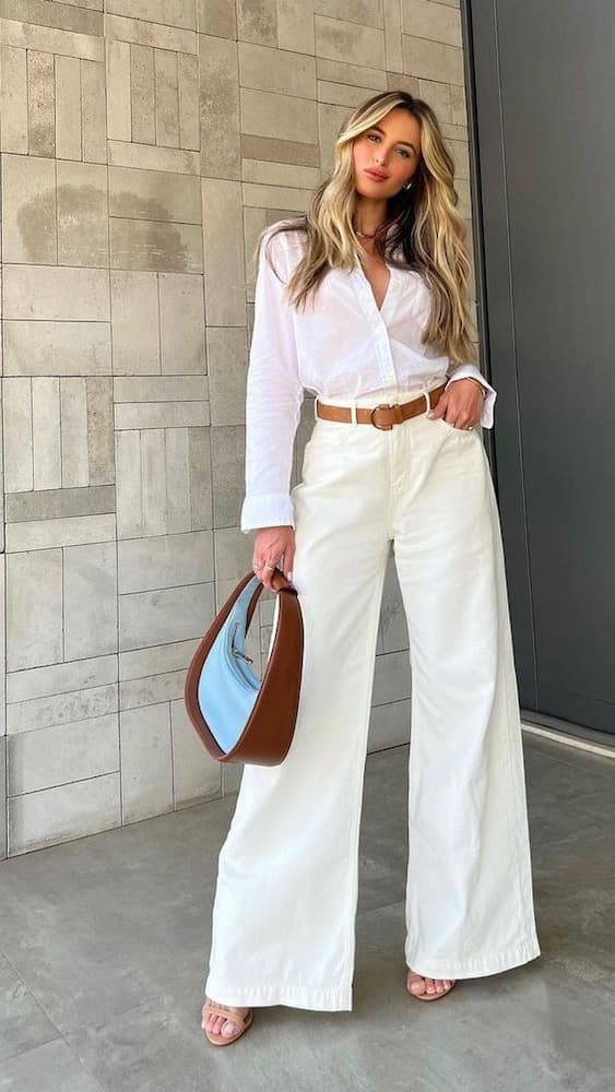 cinto de couro para look all white com calça pantalona