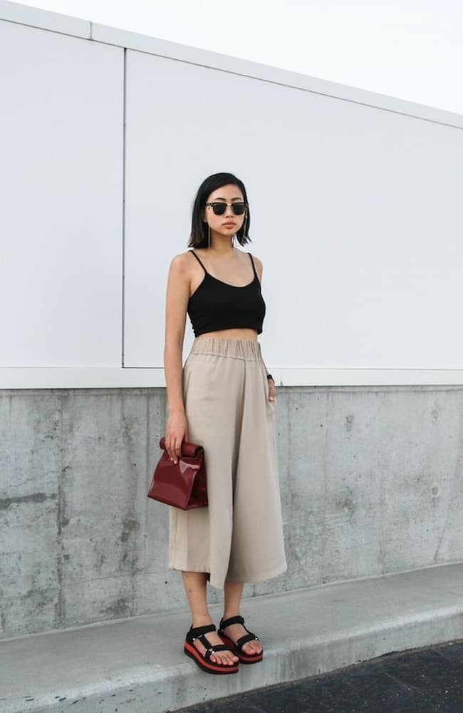 cropped preto para look com papete feminina e calça de linho