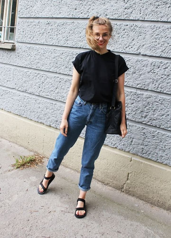 ideia basica de look com papete preta e calça jeans