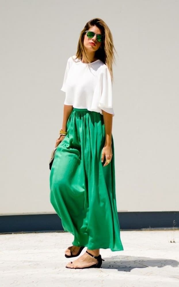 ideia de look para ir no shopping confortável com camiseta branca e calça verde 