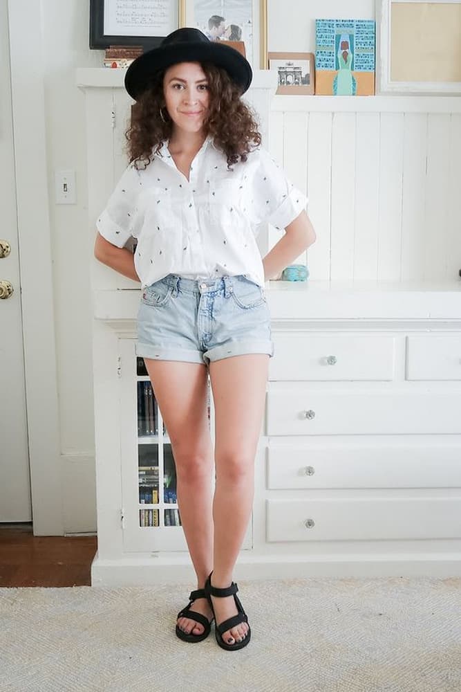 ideia de look para usar com papete e shorts jeans 