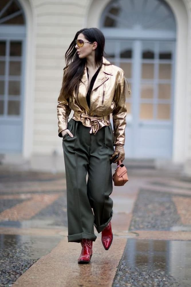 jaqueta para look dourado e bota vermelha