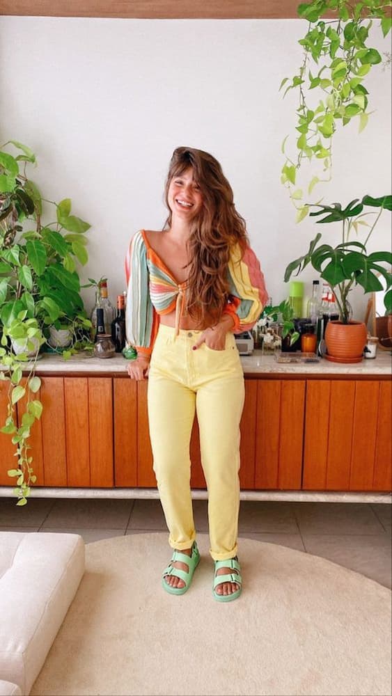 look com papete colorida e calça amarela