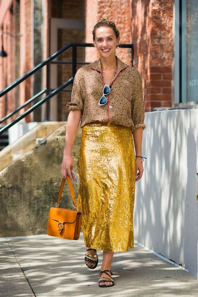 look com saia dourada midi e camisa estampada 