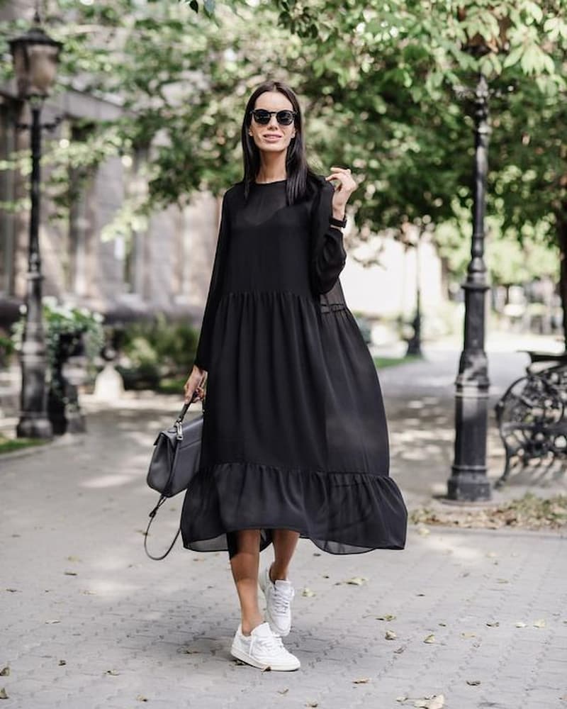 look com vestido bainha de ruffle preto e tênis branco 