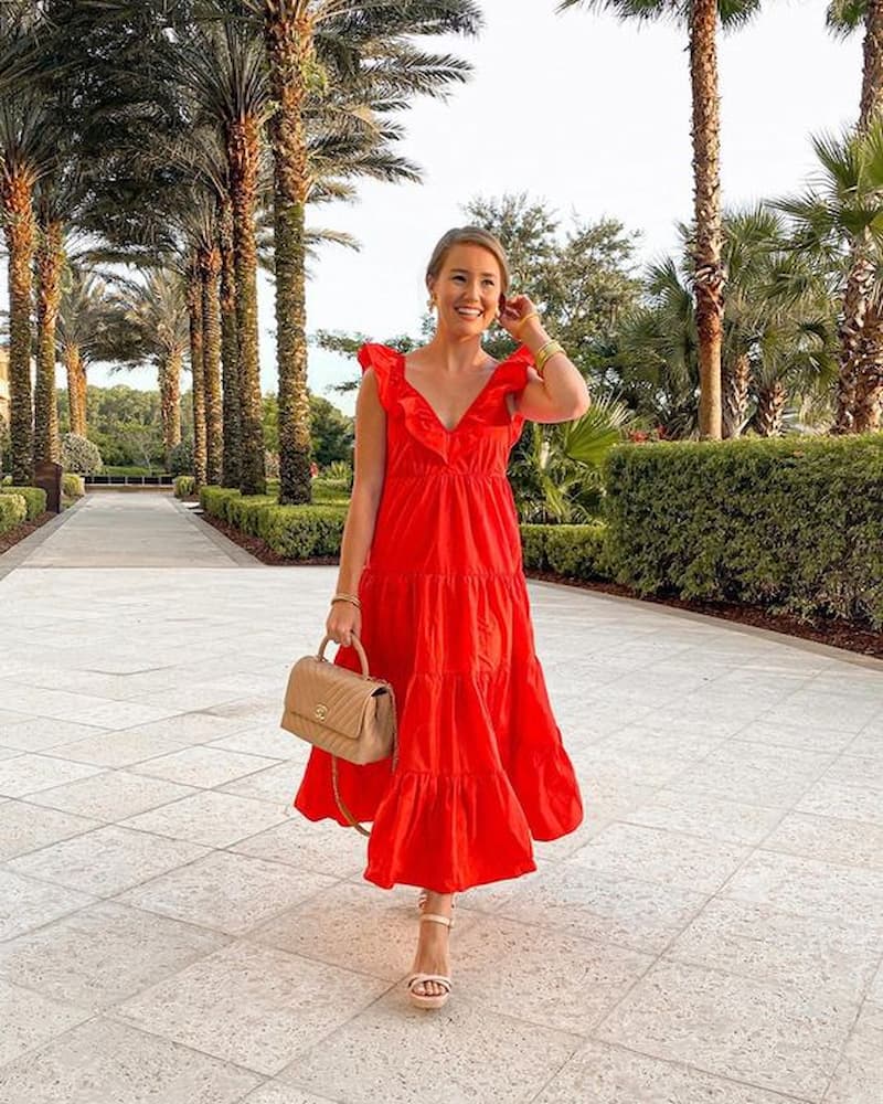 look com vestido vermelho bainha de ruffle e sandália nude 