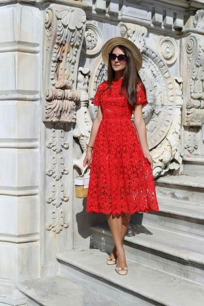 look com vestido vermelho de renda e chapéu