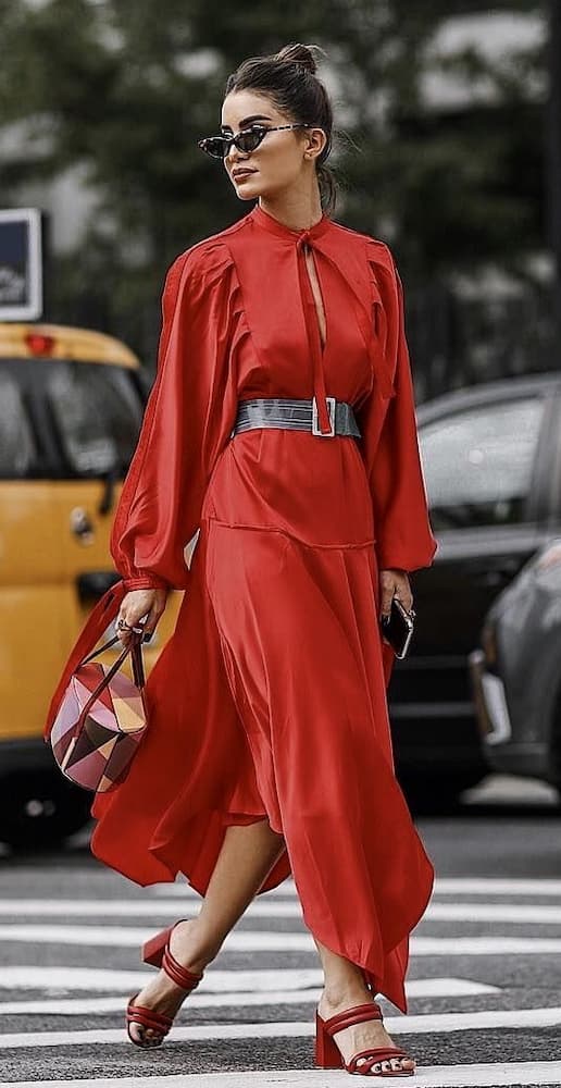 look com vestido vermelho longo de manga e cinto 