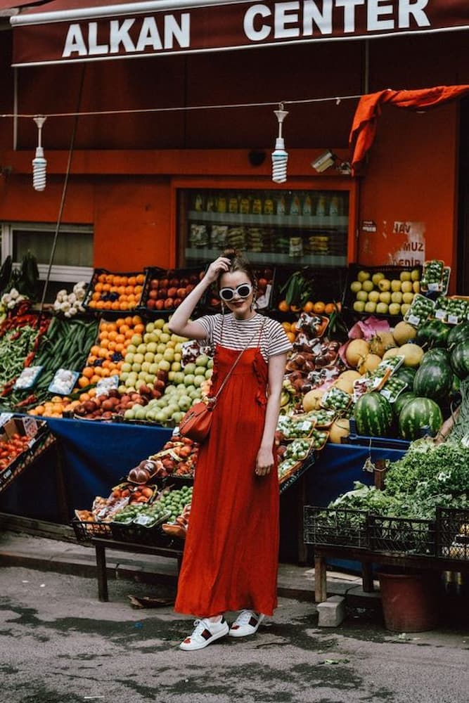 look com vestido vermelho longo e sobreposição de camiseta listrada