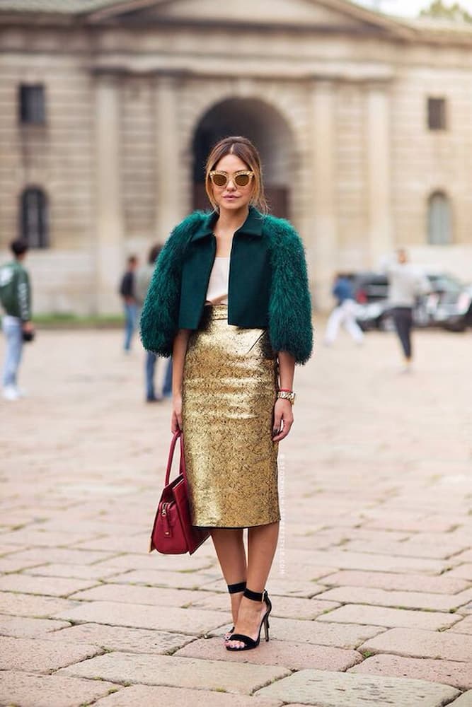 look dourado com casaco verde 